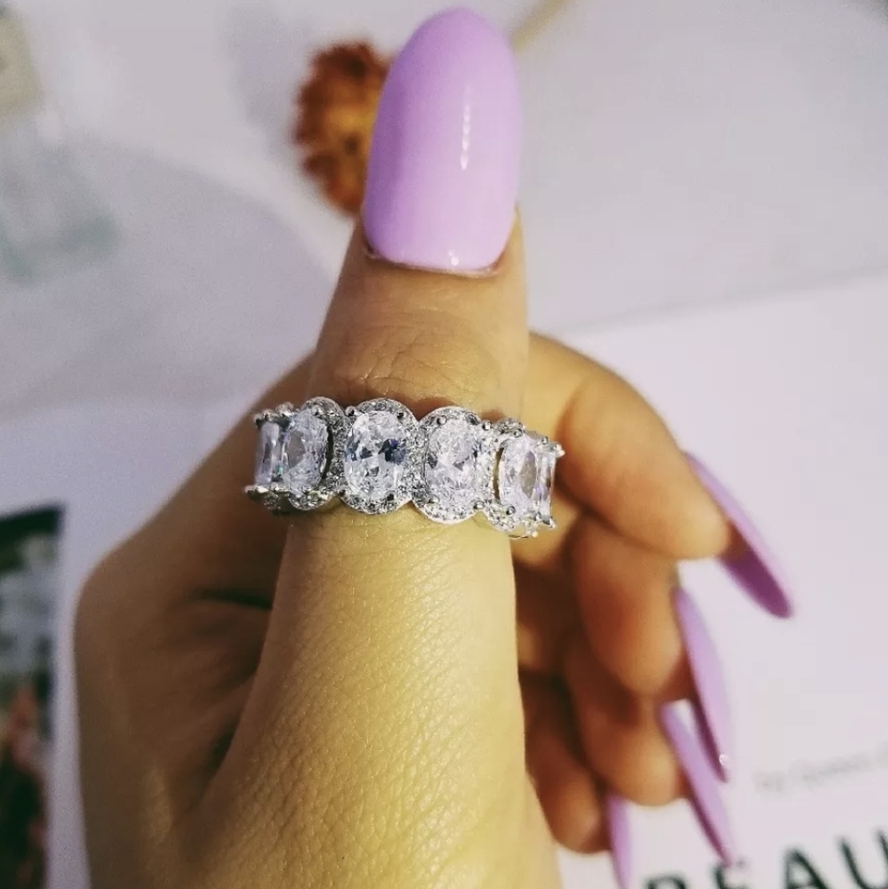 Lovely Oval Diamonds Wide Ring